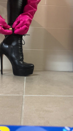 Celiasm: Latexstrumpa inkapslad i hög klack