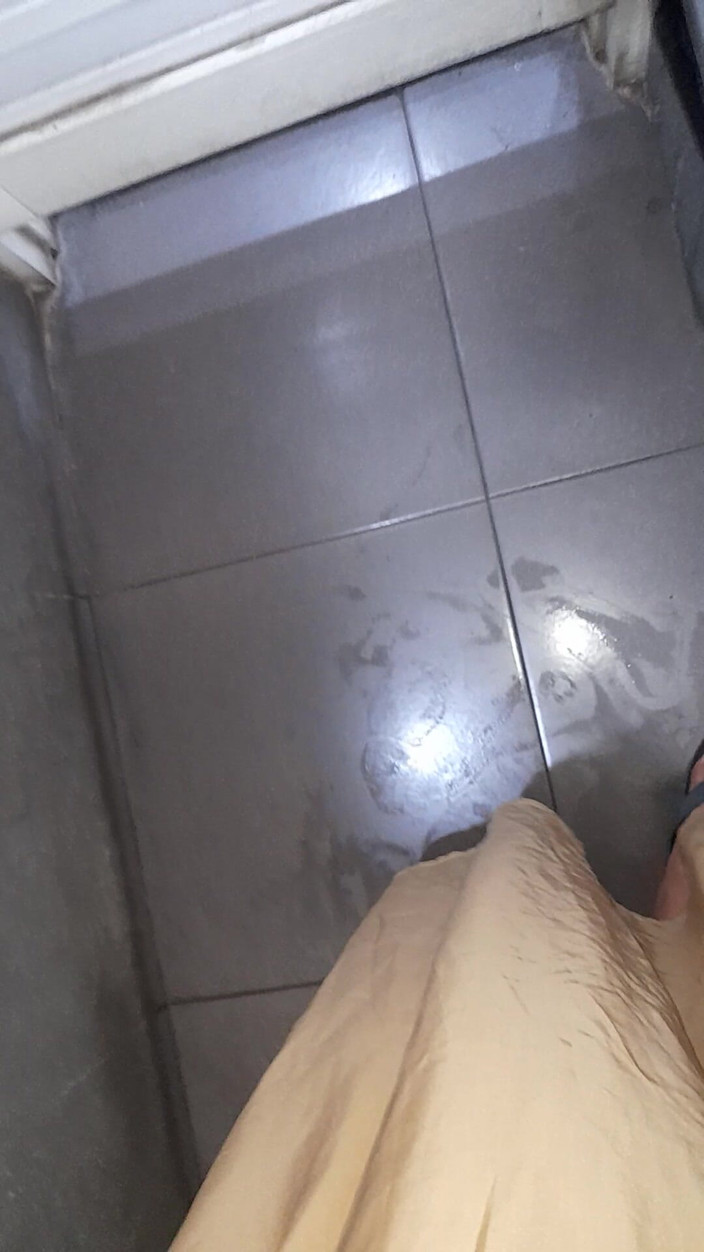 Naomisinka: Longo vestido dourado de cetim, masturbação, porra