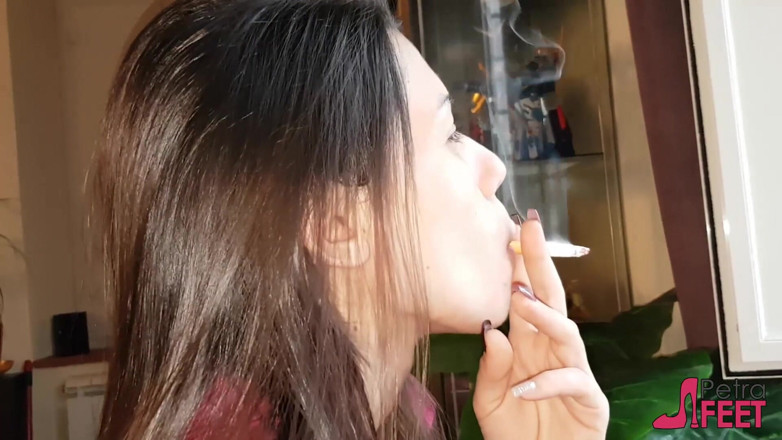 Smokin Fetish: Si rambut coklat cantik memuja cerut