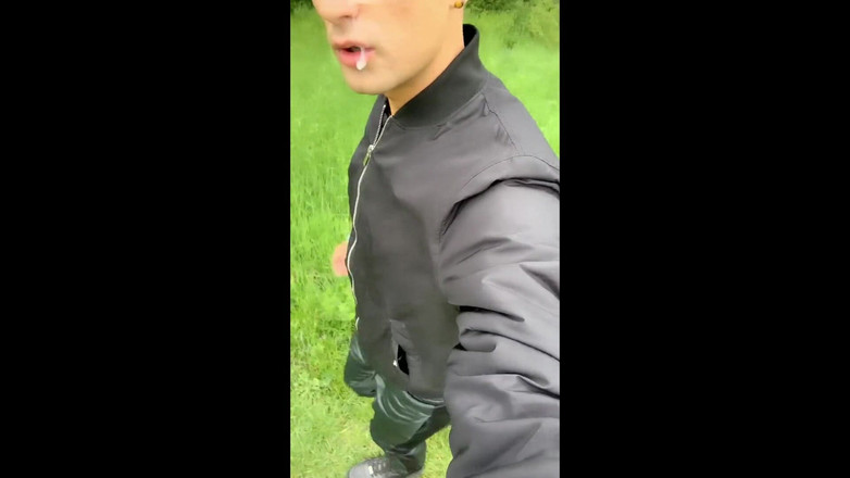 Idmir Sugary: Chůze venku s mrdkou na obličeji - procházka mrdkou a honění...