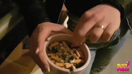 Smokin Fetish: Kouření a foot fetiš venku s roztomilou teenagerkou