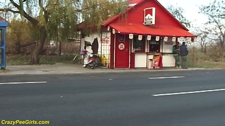 Crazy pee girls: Nylonowa kobieta sika na ulicy