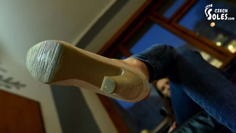 Czech Soles - foot fetish content: Hoge hakken proberen op haar sexy voeten