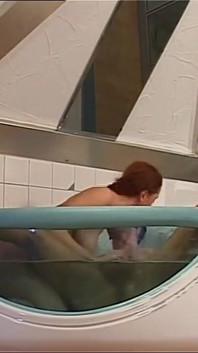 Mooie huisvrouw met grote tieten krijgt haar kutje gebroken door een grote harde pik