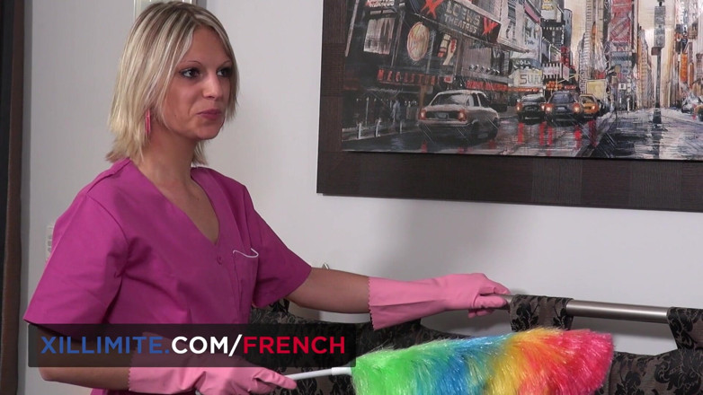 French girls at work: Due cameriere per un ragazzo