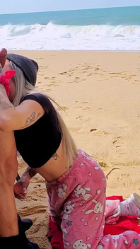 Ik vroeg een vreemde om me op het strand te filmen, ik beloonde hem met een zeer natte pijpbeurt!