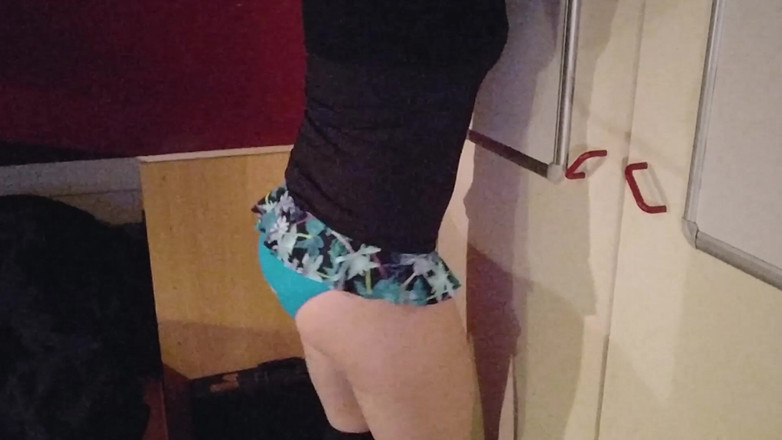 Joslin: Sissy joslin menari dengan bikini yang imut