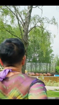 Sama v bazénu