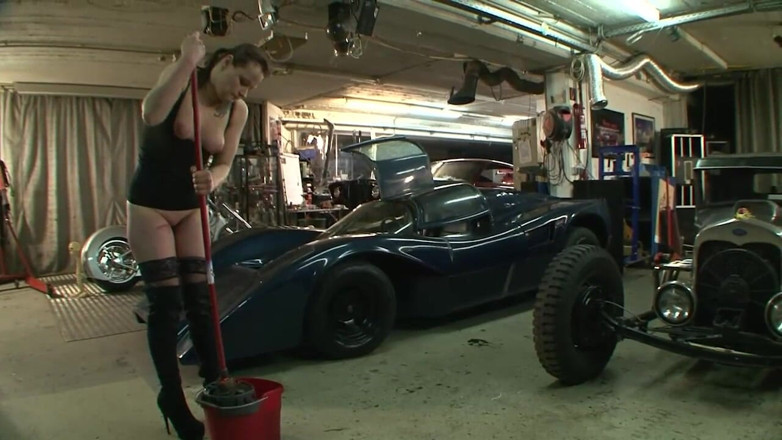 Absolute BDSM films - The original: Domine des humiliés dans l'atelier de réparation de voiture
