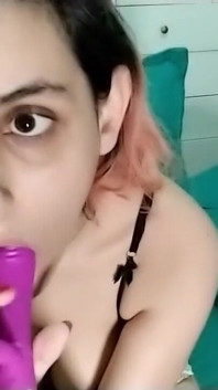 Pijpen pov paarse dildo