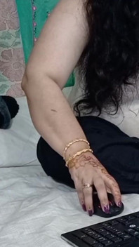 Netu ger en handjob med sina sexiga händer till vän, sedan gnuggar han sin kuk i håriga armhålor medan hon utför live