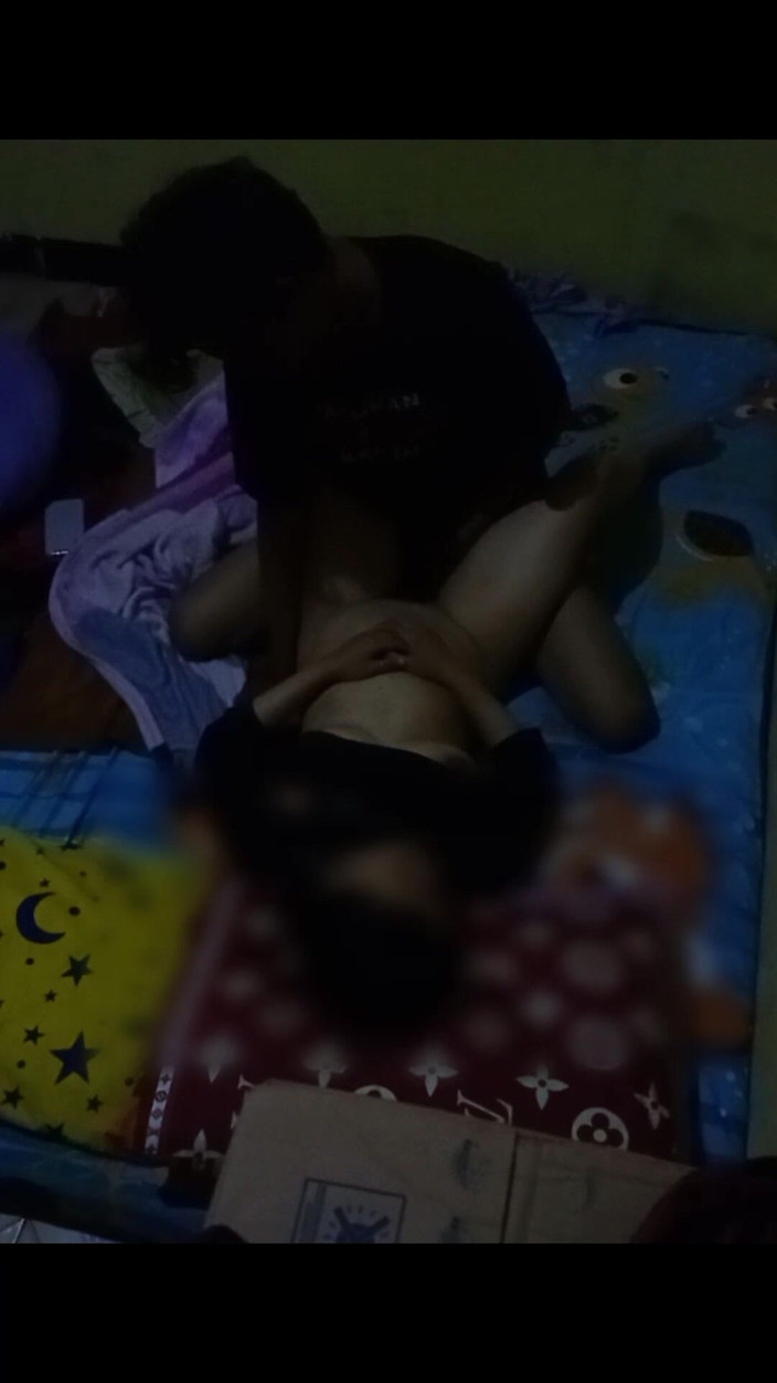 Famly sex: Užívala jsem si její panenskou kundičku, ale pokračovala jsem v...