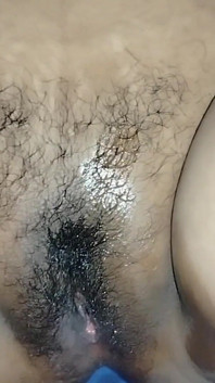 Bhabhi werd gemaakt om uit te rusten en toen werd haar penis in haar poesje gestoken