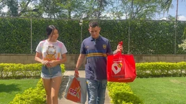 La mia vicina arrapata mi chiede aiuto e l'aiuto in cambio di averla scopare nel culo.