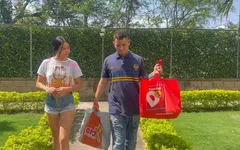 Tetanggaku yang sange minta tolong padaku dan aku bantuin dia dengan imbalan ngentot pantatnya.