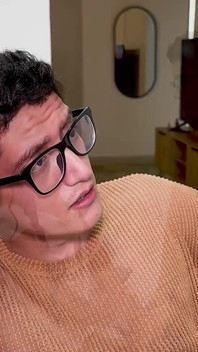 Latina baas neukt haar jonge nerd werknemer op kantoor, ze heeft een perfecte poes!