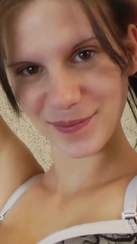 Sevimli esmer Ramona mükemmel hamile karnını gösteriyor ve emziren memelerini sıkıyor