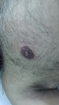 침대에서 놀리고 포즈를 취하는 인도 아빠