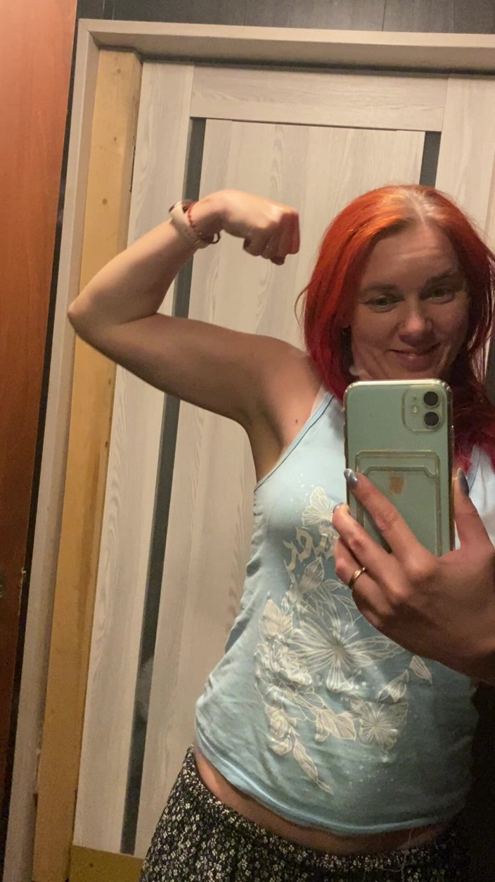 Hairy couple: Redhead MILF Showed Her Big Muscles in Front of Mirror