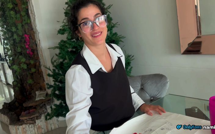 NamiQsein: Üvey erkek kardeşim ben içine fırçamı koyarken resim çiziyor