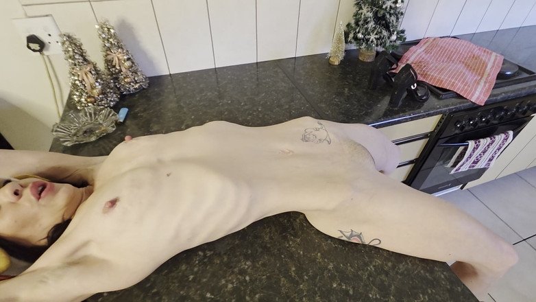 Mpussypunisher: Fată Slabă Fumând, Arătându-și Corpul Slab