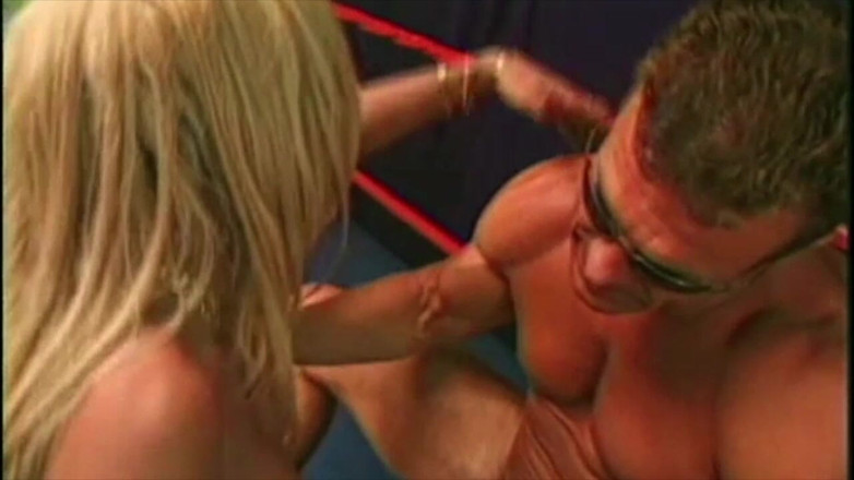 TGIRL ROOM: Боксер ламає трансмісію в кільці