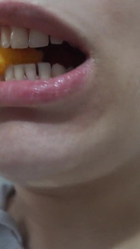 Je mange des frites.
