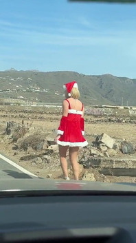 La ragazza della neve si masturba, scopa e stuzzica i passanti