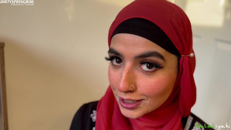 Aaliyah Yasin: Aaliyah Yasin se snaží polykat sperma svých nevlastních bratrů