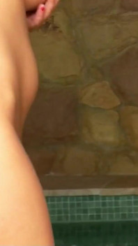 Büyük memeli azgın orta yaşlı seksi kadın Jasmine havuz çocuğu tarafından sikiliyor