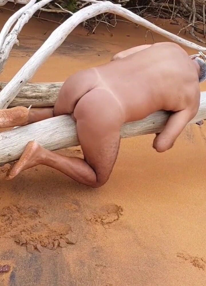 Ladysilvas: Ladysilva समुद्र तट पर नग्न होकर आओ मेरी हॉट गांड चोदो