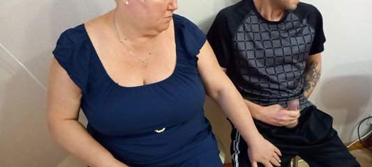 Zona901: Szarpie mojego kutasa i pomaga mi skończyć