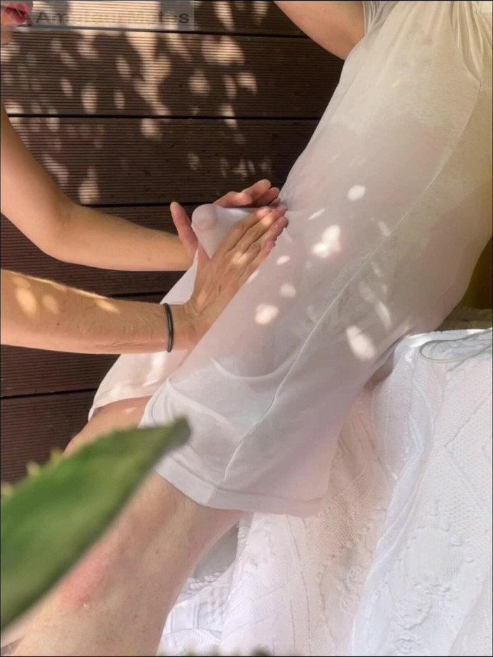 AmateurBoysPissing: Bir twink, arkadaşının beyaz tişörtüne sprey yaparak onun pürüzsüz kalçalarını...