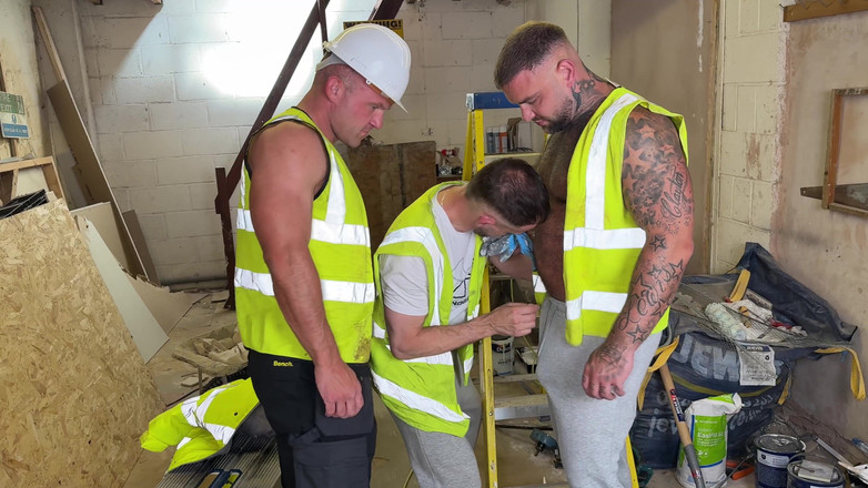 Troy White UK: Novo aprendiz atende os chefes com paus enormes!