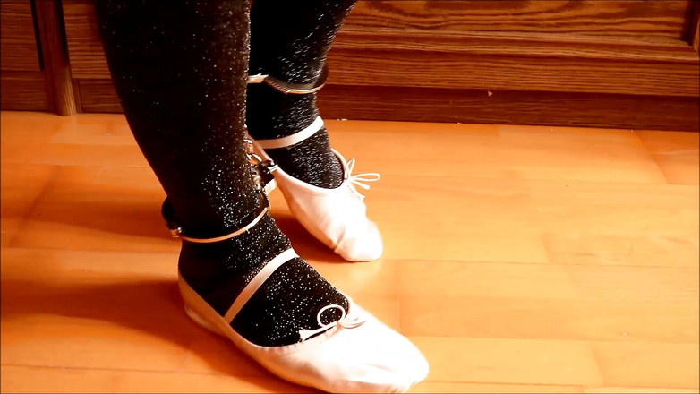 Crossdresser Violeta: Sissy trägt eine lurex-strumpfhose, ballett-tutu, gymnastik-pantoffel und beineisen