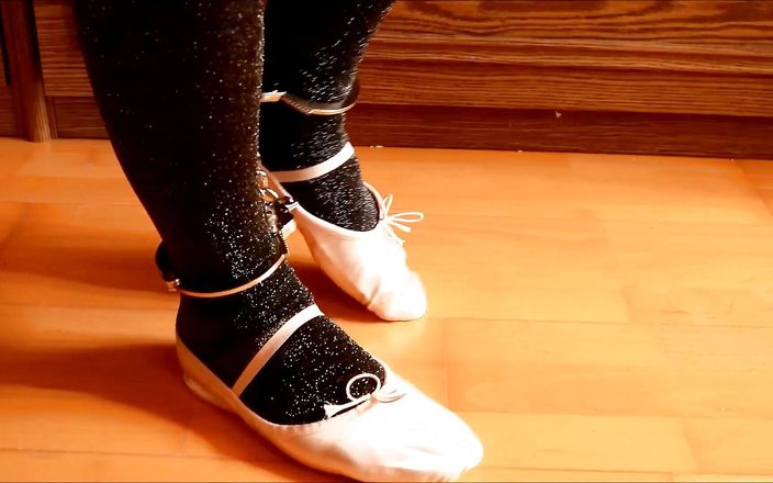 Crossdresser Violeta: Сисси носит колготки, балетную пачку, гимнастические тапочки и легироны