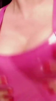 Striptease în diferite ținută, mișcări, oral adânc, scuipat uriaș și futai cu țâțe