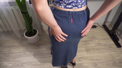 Teasecombo 4K: MILF秘書にジーンズスカートTeases目に見えるパンティーライン