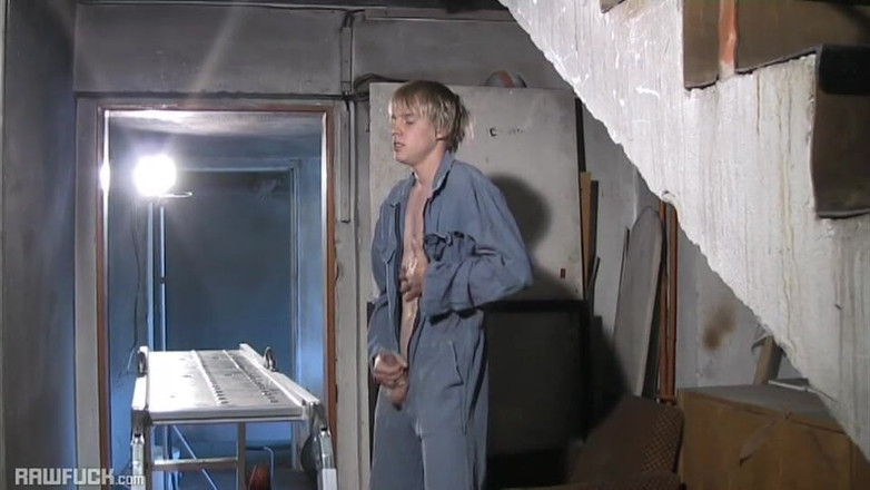 Raw Fuck: Sarışın yarasa adam bebek meyilliyi dövüyor