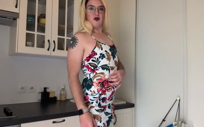 Trans and Co: Een mooie blonde femboy geneukt in de keuken door een...