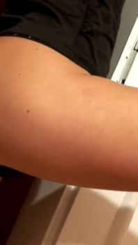 Awek blonde menggembirakan dirinya solo dengan alat penggetar hingga orgasme