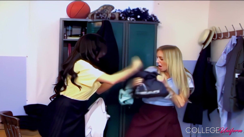College Uniform: Die umkleidekabine mit fiona g, hayley-marie