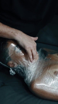 Mummification dengan balut plastik, menggelitik, sakit dan orgasme berterusan