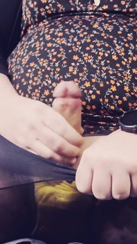 Trans girl si alza il vestito e viene nel suo collant