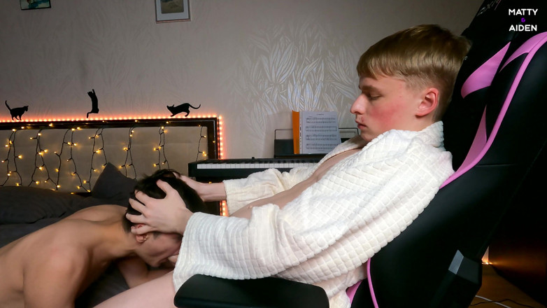 Matty And Aiden: Twink Aiden wilde piano leren, maar zijn tienerbuurvrouw verleidde hem