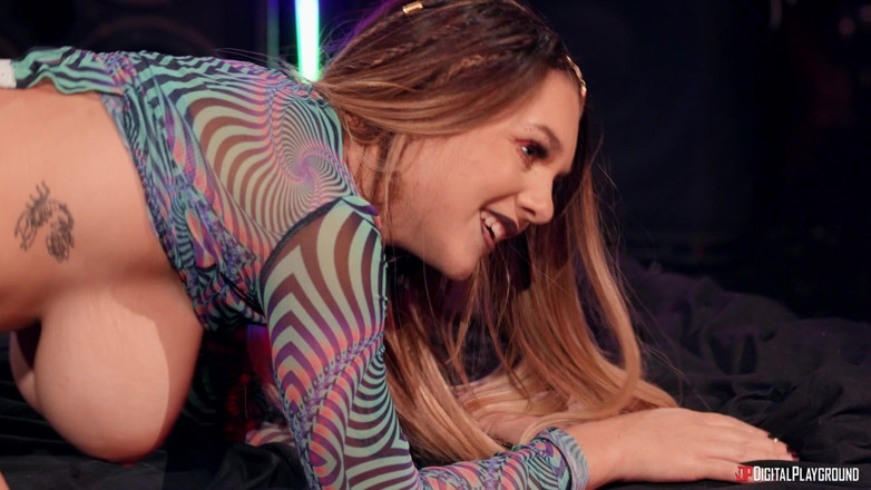 DigitalPlayground: Scéna v aréně s červenými světly 3