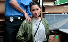 Shoplyfter - jade noir si cewek asia nakal kepergok mencuri dan disiplin sama petugas mesum