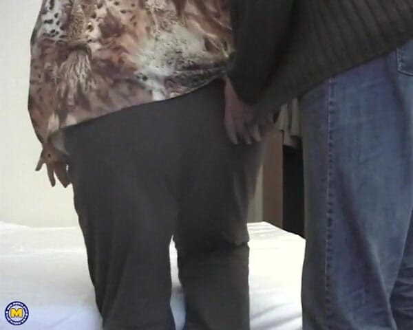 Mature NL: 음란한 털이 무성한 창녀가 마침내 그녀를 따먹을 의향이 있는 사람을 발견했습니다.