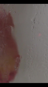 Je t’ai surpris en train de te regarder sur mes pieds sous la douche