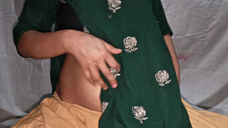 Hot Sudipa: Бенгальська красива дезі, індійська мила сільська мачуха, повний хардкорний трах з пасинком. Дезі індійська мачуха має секс.
